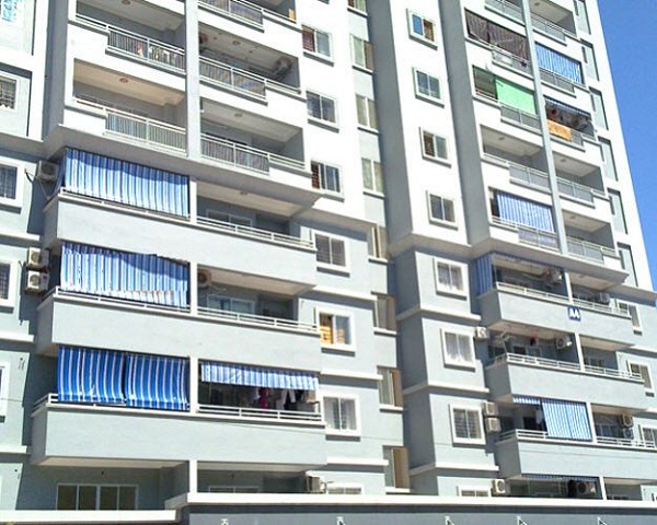Lắp đặt mái hiên di động cho khu chung cư hiện đại mặt phố