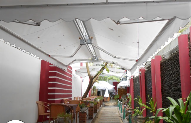 Bạn cũng có thể lắp đặt mái xếp di động đôi để tăng vẻ đẹp cho nhà hàng, quán cà phê